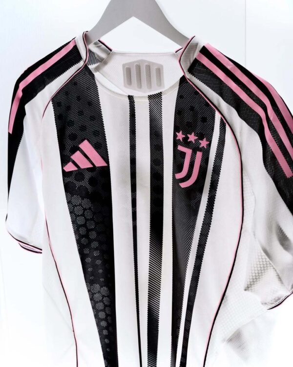 682473ca0dcfa0a171ea02de Il passato che incontra il futuro Juventus Kit Home 25 26 fuori ora